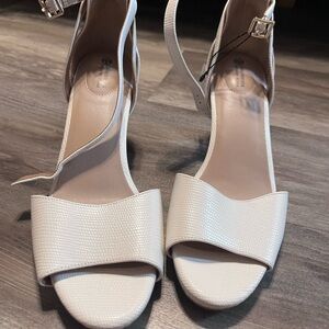 Giani Bernini Cream Textured Heels